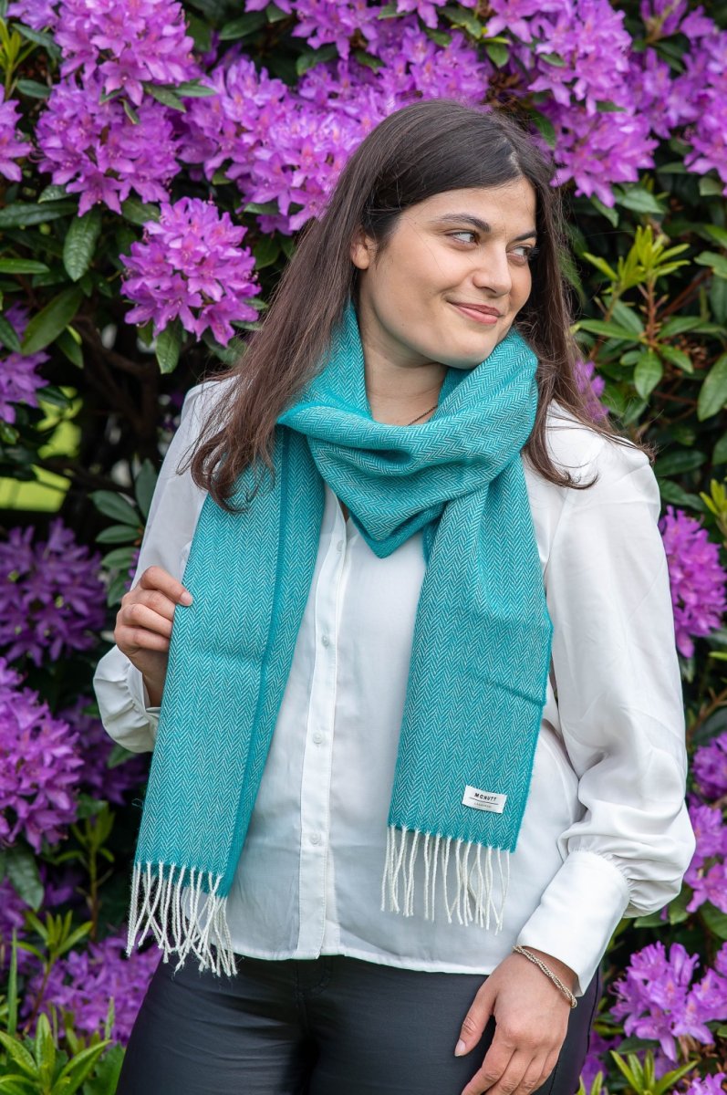 McNutt of Donegal – Sjaal Tropical Green Herringbone #