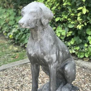 Grote zittende hond van beton verkocht